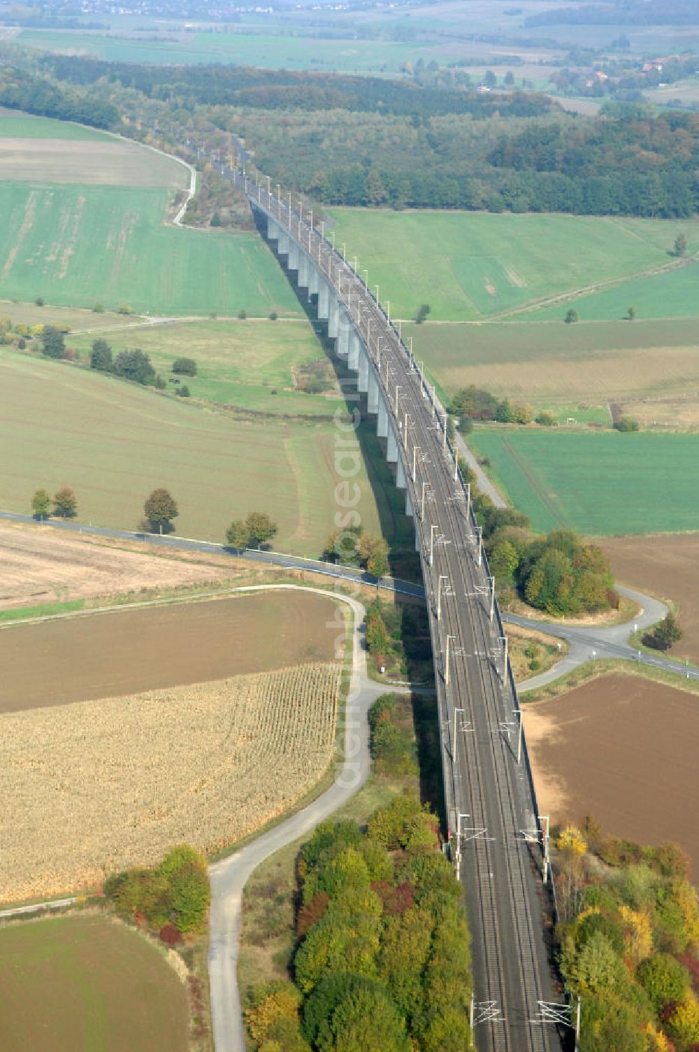 Ohlenrode from the bird's eye view: Blick auf die Bahntrasse über die L486, auf der Strecke Hannover - Würzburg.