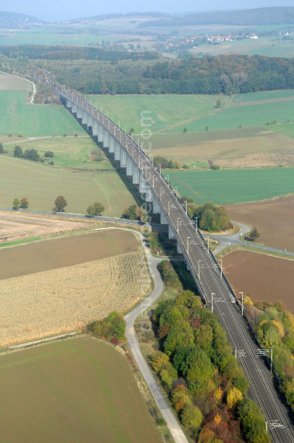 Aerial image Ohlenrode - Blick auf die Bahntrasse über die L486, auf der Strecke Hannover - Würzburg.