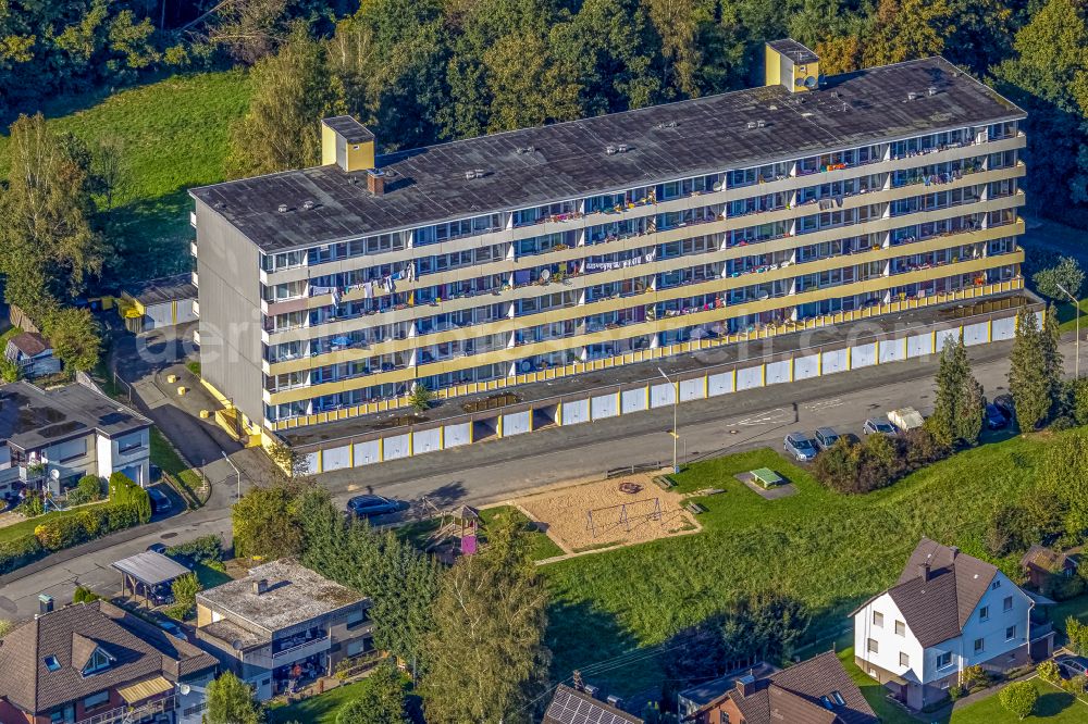 Dahlbruch from the bird's eye view: Balconies and windows Facade of the high-rise residential development on street Am Witschenberg in Dahlbruch at Siegerland in the state North Rhine-Westphalia, Germany