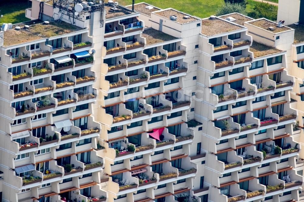 Dortmund from the bird's eye view: Balconies and windows Facade of the high-rise residential development in Dortmund in the state North Rhine-Westphalia