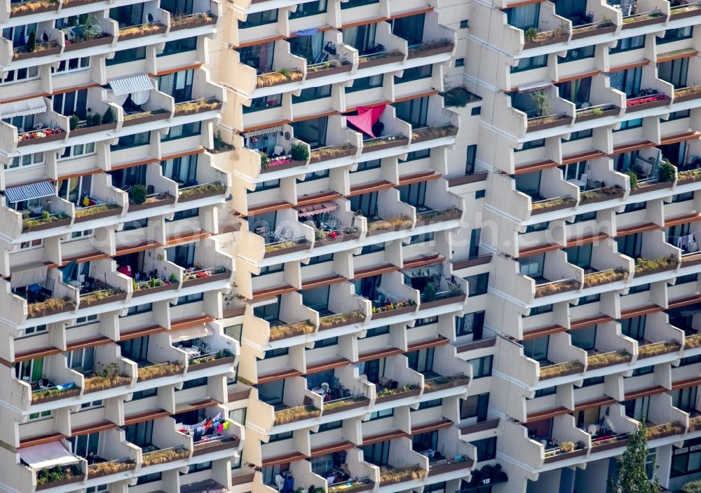 Aerial photograph Dortmund - Balconies and windows Facade of the high-rise residential development in Dortmund in the state North Rhine-Westphalia