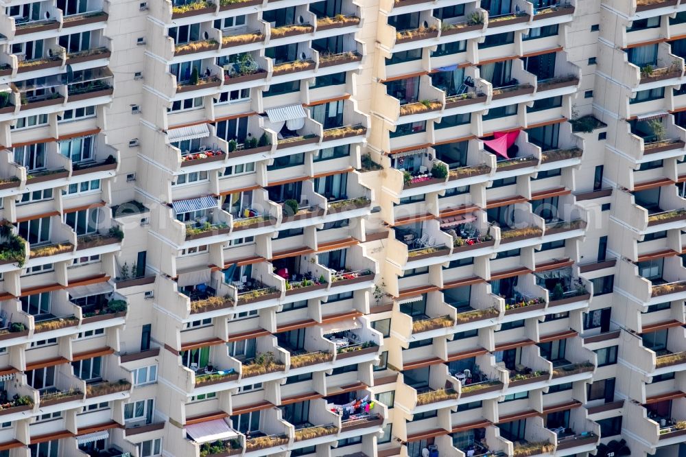 Dortmund from the bird's eye view: Balconies and windows Facade of the high-rise residential development in Dortmund in the state North Rhine-Westphalia