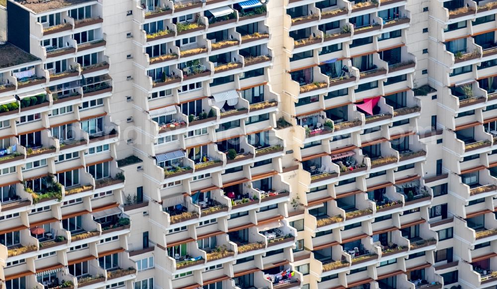 Aerial photograph Dortmund - Balconies and windows Facade of the high-rise residential development in Dortmund in the state North Rhine-Westphalia