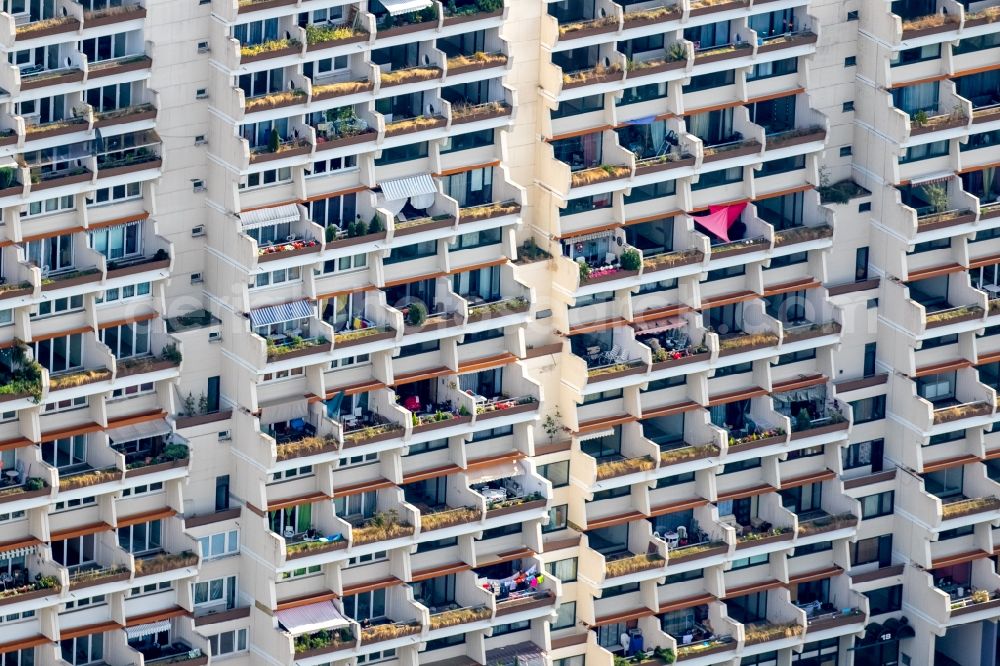 Dortmund from the bird's eye view: Balconies and windows Facade of the high-rise residential development in Dortmund in the state North Rhine-Westphalia