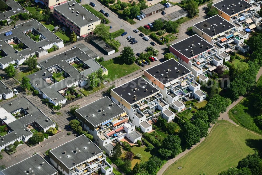 Aerial photograph Kiel - Balconies and windows Facade of the high-rise residential development on Isarweg in Kiel in the state Schleswig-Holstein, Germany