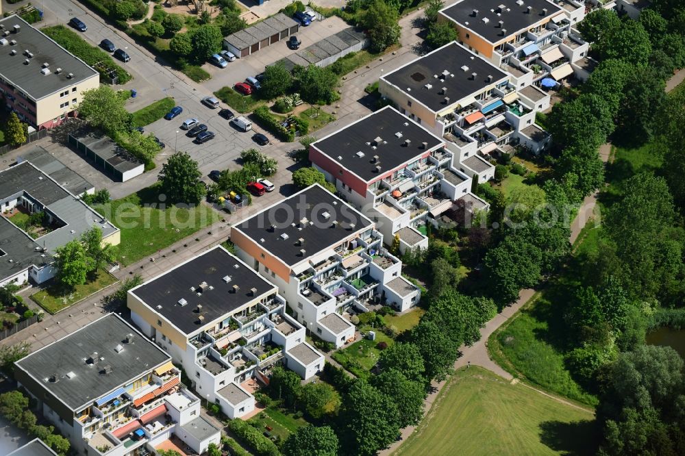 Kiel from the bird's eye view: Balconies and windows Facade of the high-rise residential development on Isarweg in Kiel in the state Schleswig-Holstein, Germany