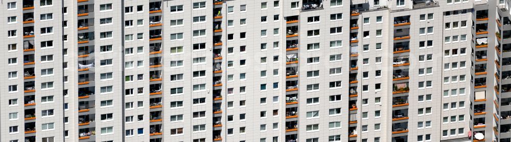 Aerial photograph Bremen - Balconies and windows Facade of the high-rise residential development Kaiserslauterner Strasse in the district Tenever in Bremen, Germany