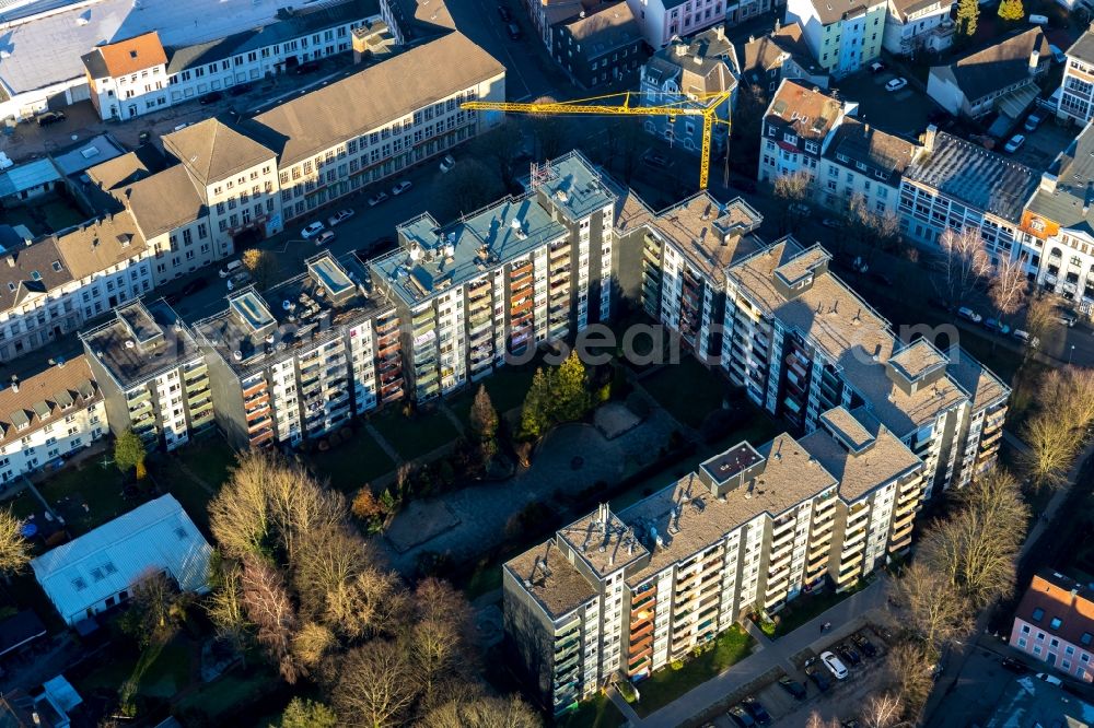 Schwelm from the bird's eye view: Balconies and windows Facade of the high-rise residential development on Kaiserstrasse - Wilhelmstrasse - Markgrafenstrasse in the district Lindenberg in Schwelm in the state North Rhine-Westphalia, Germany