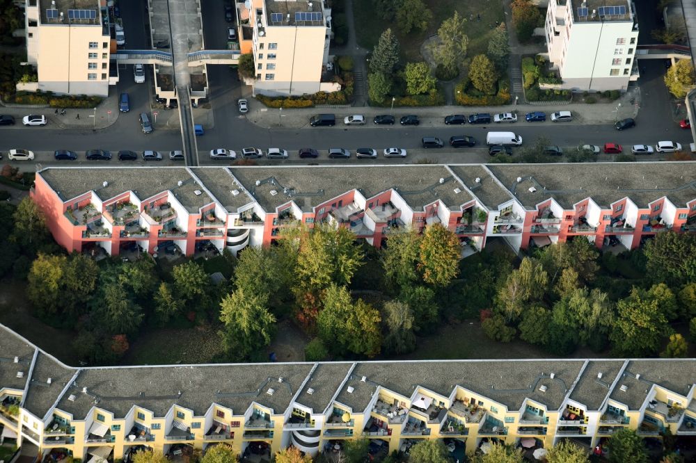 Berlin from the bird's eye view: Balconies and windows Facade of the high-rise residential development Neukoellnische Allee - Fritz-Massary-Strasse in Berlin