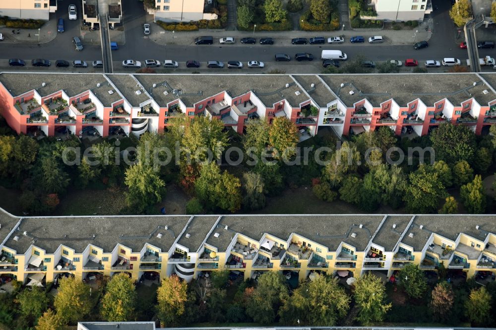 Aerial image Berlin - Balconies and windows Facade of the high-rise residential development Neukoellnische Allee - Fritz-Massary-Strasse in Berlin