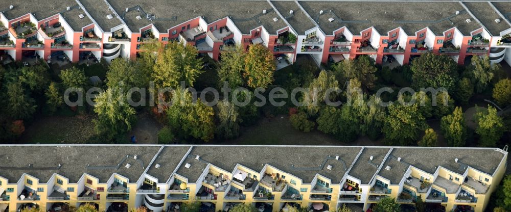 Aerial photograph Berlin - Balconies and windows Facade of the high-rise residential development Neukoellnische Allee - Fritz-Massary-Strasse in Berlin