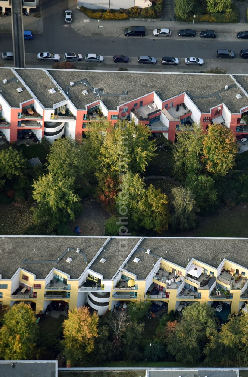 Berlin from above - Balconies and windows Facade of the high-rise residential development Neukoellnische Allee - Fritz-Massary-Strasse in Berlin