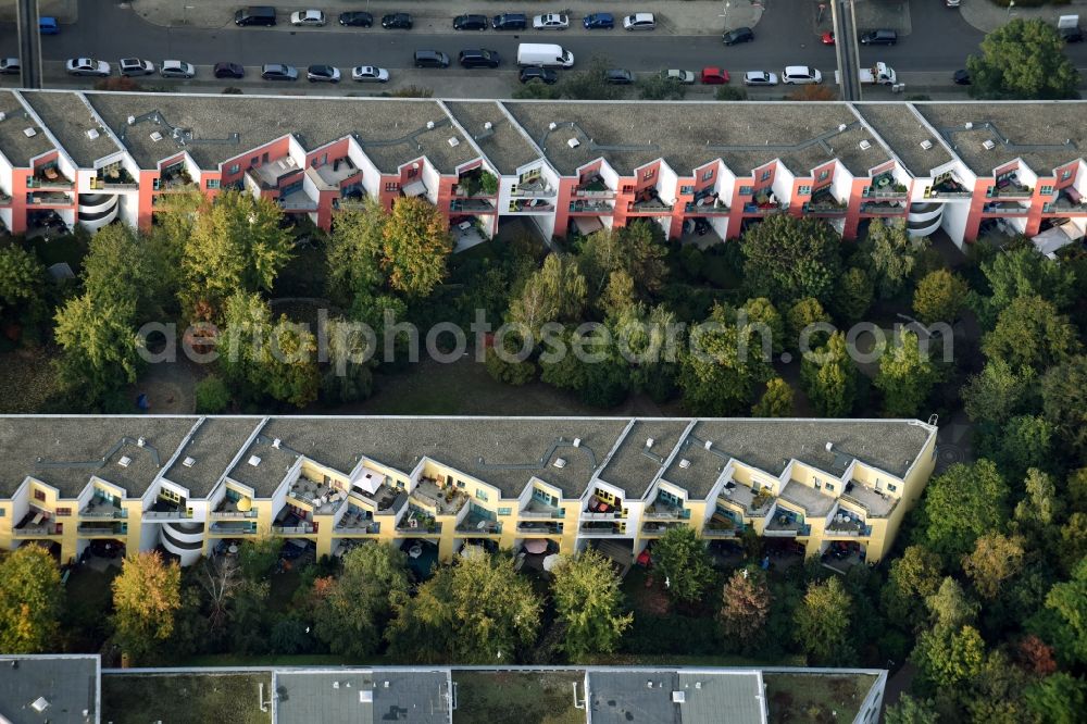 Berlin from the bird's eye view: Balconies and windows Facade of the high-rise residential development Neukoellnische Allee - Fritz-Massary-Strasse in Berlin