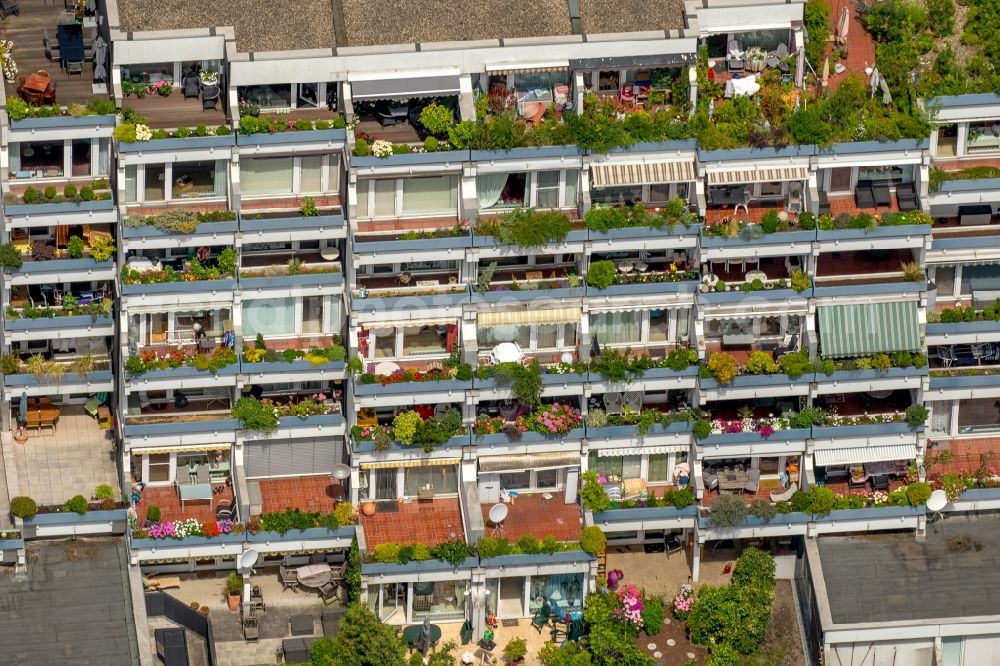 Essen from the bird's eye view: Balconies and windows Facade of the high-rise residential development destrict Kettwig in Essen in the state North Rhine-Westphalia