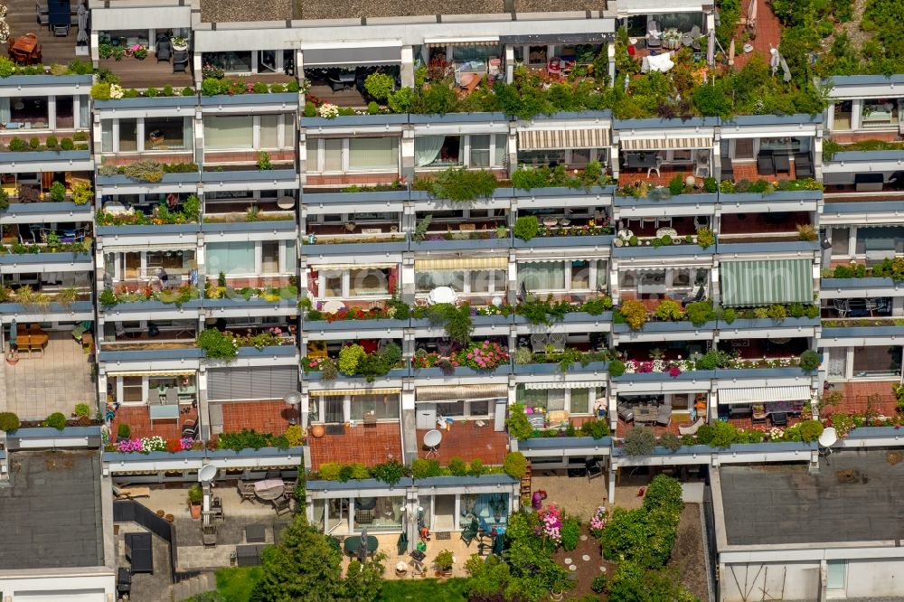 Aerial image Essen - Balconies and windows Facade of the high-rise residential development destrict Kettwig in Essen in the state North Rhine-Westphalia