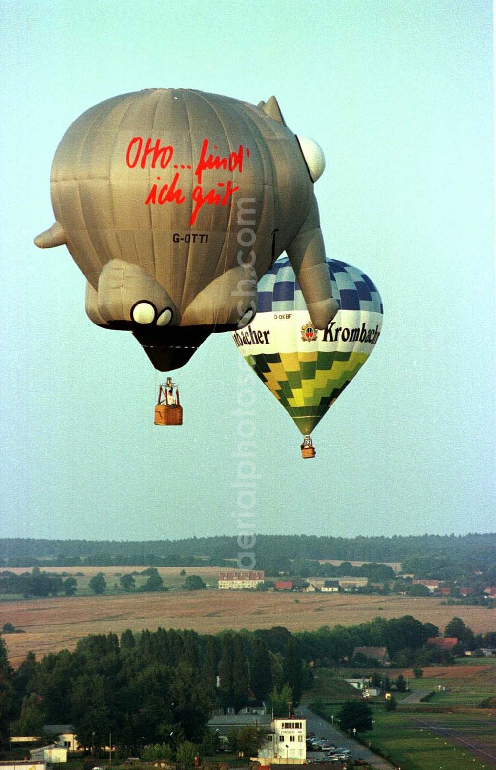 Strausberg / Brandenburg from the bird's eye view: Ballonfahrertreffen am Flugplatz Strausberg