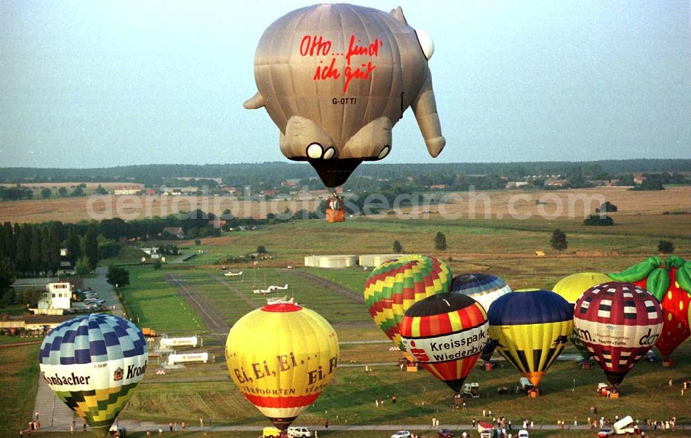 Aerial photograph Strausberg / Brandenburg - Ballonfahrertreffen am Flugplatz Strausberg