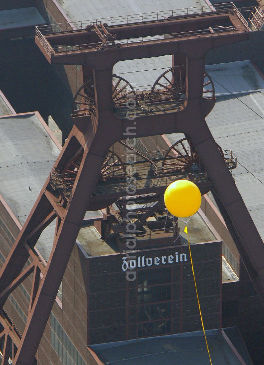 Essen from above - Blick auf gelbe Ballons der Aktion Schachtzeichen über dem Weltkulturerbe Zollverein Essen anläßlich der Ruhr 2010. 311 gelbe Ballone auf 4400 Quadratkilometern bilden derzeit die größte Kunstinstallation der Welt über dem Ruhrgebiet. View of yellow balloons mark the action slot on the occasion of the World Cultural Heritage Zollverein Essen Ruhr 2010th 311 yellow balloons at 4400 square kilometers are currently the largest art installation in the world over the Ruhr.