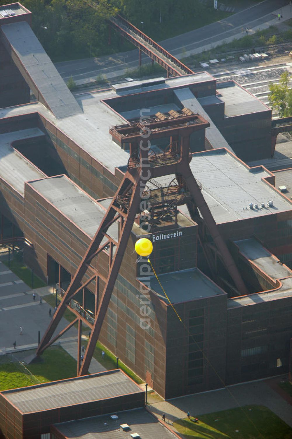 Essen from the bird's eye view: Blick auf gelbe Ballons der Aktion Schachtzeichen über dem Weltkulturerbe Zollverein Essen anläßlich der Ruhr 2010. 311 gelbe Ballone auf 4400 Quadratkilometern bilden derzeit die größte Kunstinstallation der Welt über dem Ruhrgebiet. View of yellow balloons mark the action slot on the occasion of the World Cultural Heritage Zollverein Essen Ruhr 2010th 311 yellow balloons at 4400 square kilometers are currently the largest art installation in the world over the Ruhr.