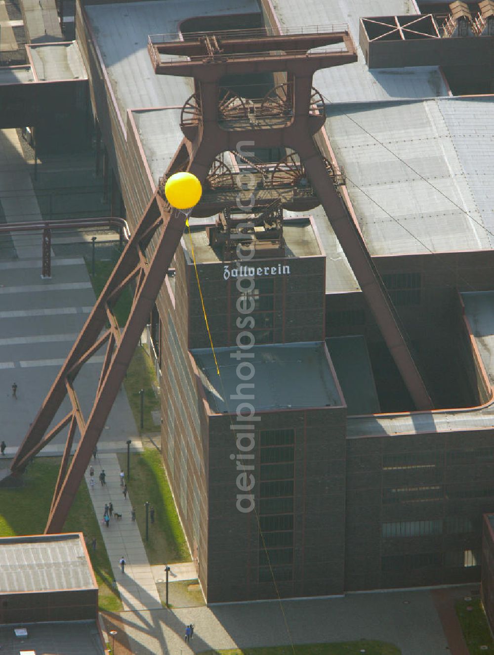 Aerial photograph Essen - Blick auf gelbe Ballons der Aktion Schachtzeichen über dem Weltkulturerbe Zollverein Essen anläßlich der Ruhr 2010. 311 gelbe Ballone auf 4400 Quadratkilometern bilden derzeit die größte Kunstinstallation der Welt über dem Ruhrgebiet. View of yellow balloons mark the action slot on the occasion of the World Cultural Heritage Zollverein Essen Ruhr 2010th 311 yellow balloons at 4400 square kilometers are currently the largest art installation in the world over the Ruhr.