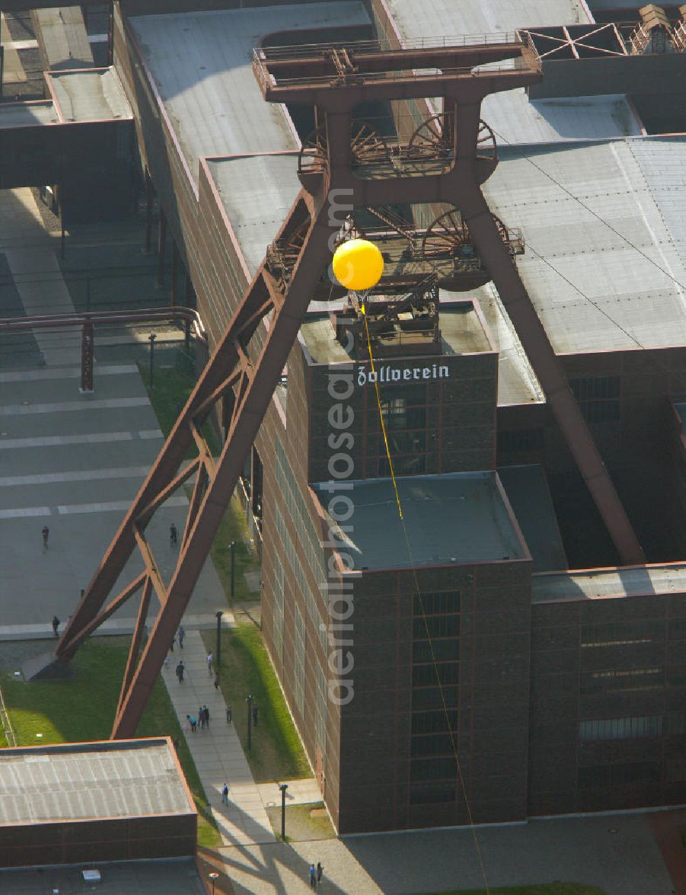 Essen from above - Blick auf gelbe Ballons der Aktion Schachtzeichen über dem Weltkulturerbe Zollverein Essen anläßlich der Ruhr 2010. 311 gelbe Ballone auf 4400 Quadratkilometern bilden derzeit die größte Kunstinstallation der Welt über dem Ruhrgebiet. View of yellow balloons mark the action slot on the occasion of the World Cultural Heritage Zollverein Essen Ruhr 2010th 311 yellow balloons at 4400 square kilometers are currently the largest art installation in the world over the Ruhr.