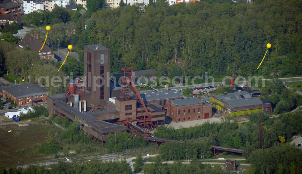 Essen from the bird's eye view: Blick auf gelbe Ballons der Aktion Schachtzeichen über dem Weltkulturerbe Zollverein Essen anläßlich der Ruhr 2010. 311 gelbe Ballone auf 4400 Quadratkilometern bilden derzeit die größte Kunstinstallation der Welt über dem Ruhrgebiet. View of yellow balloons mark the action slot on the occasion of the World Cultural Heritage Zollverein Essen Ruhr 2010th 311 yellow balloons at 4400 square kilometers are currently the largest art installation in the world over the Ruhr.