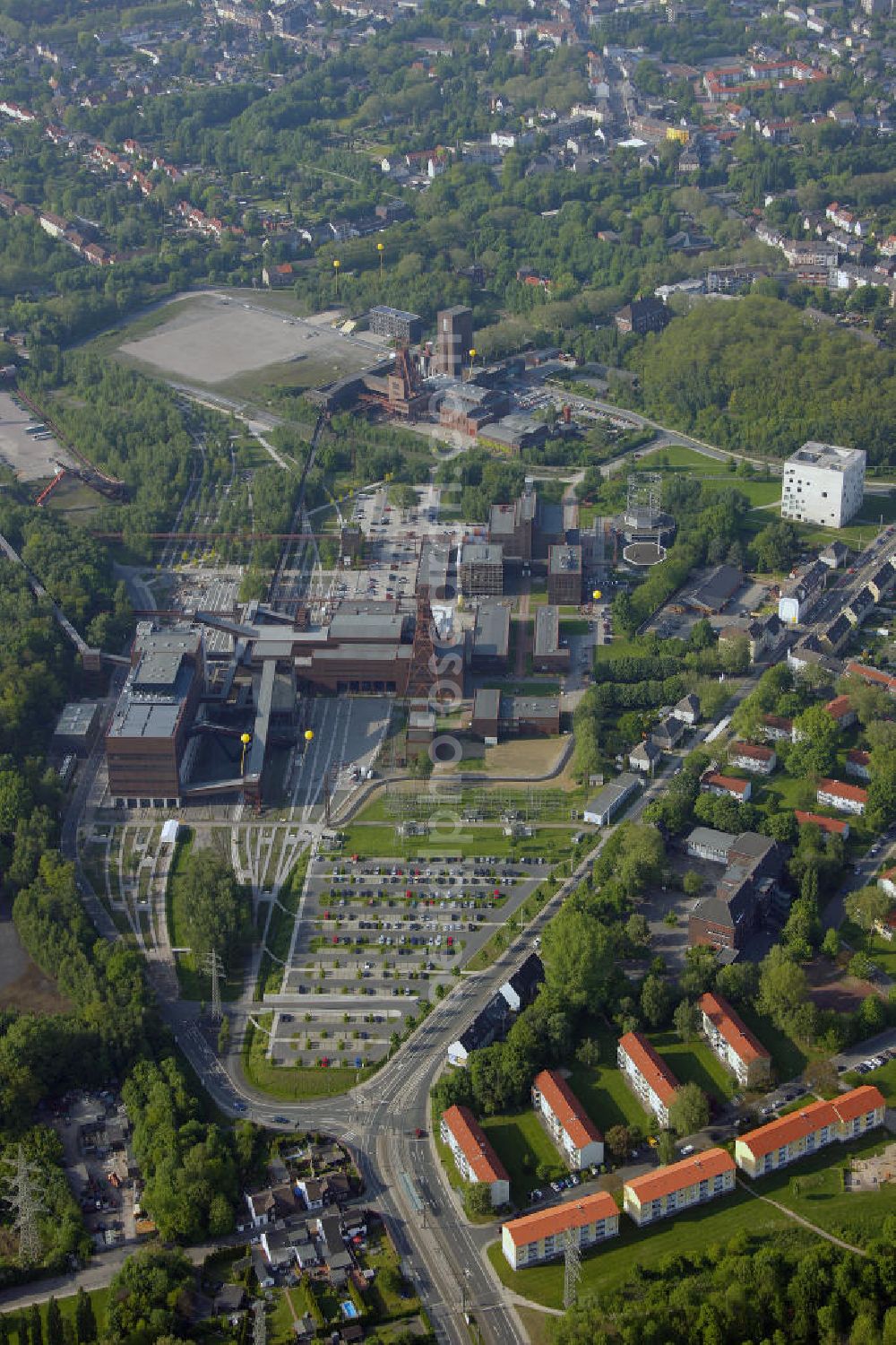 Aerial image Essen - Blick auf gelbe Ballons der Aktion Schachtzeichen über dem Weltkulturerbe Zollverein Essen anläßlich der Ruhr 2010. 311 gelbe Ballone auf 4400 Quadratkilometern bilden derzeit die größte Kunstinstallation der Welt über dem Ruhrgebiet. View of yellow balloons mark the action slot on the occasion of the World Cultural Heritage Zollverein Essen Ruhr 2010th 311 yellow balloons at 4400 square kilometers are currently the largest art installation in the world over the Ruhr.