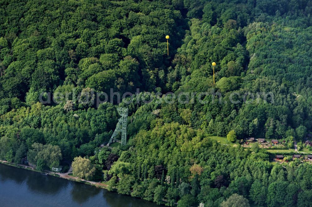 Aerial photograph Essen - Heisingen - Blick auf gelbe Ballons der Aktion Schachtzeichen über Zeche Carl Funke , einem ehemaligen Steinkohlebergwerk in Essen. Es befindet sich im Stadtteil Heisingen am Nordufer des Baldeneysees. 311 gelbe Ballone auf 4400 Quadratkilometern bilden derzeit die größte Kunstinstallation der Welt über dem Ruhrgebiet. View of yellow balloons mark over the operation shaft Zeche Carl Funke, a former coal mine in Essen. It is located in the district on the north bank of the Baldeneysee Heisingen. 311 yellow balloons at 4400 square kilometers are currently the largest art installation in the world over the Ruhr.