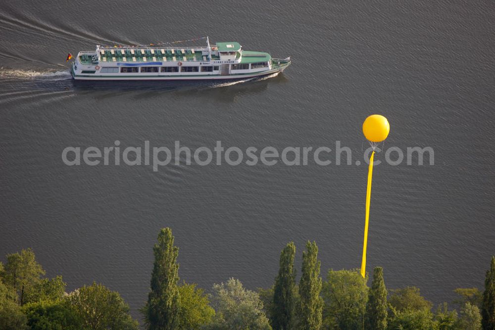 Aerial photograph Essen - Heisingen - Blick auf gelbe Ballons der Aktion Schachtzeichen über Zeche Carl Funke , einem ehemaligen Steinkohlebergwerk in Essen. Es befindet sich im Stadtteil Heisingen am Nordufer des Baldeneysees. 311 gelbe Ballone auf 4400 Quadratkilometern bilden derzeit die größte Kunstinstallation der Welt über dem Ruhrgebiet. View of yellow balloons mark over the operation shaft Zeche Carl Funke, a former coal mine in Essen. It is located in the district on the north bank of the Baldeneysee Heisingen. 311 yellow balloons at 4400 square kilometers are currently the largest art installation in the world over the Ruhr.