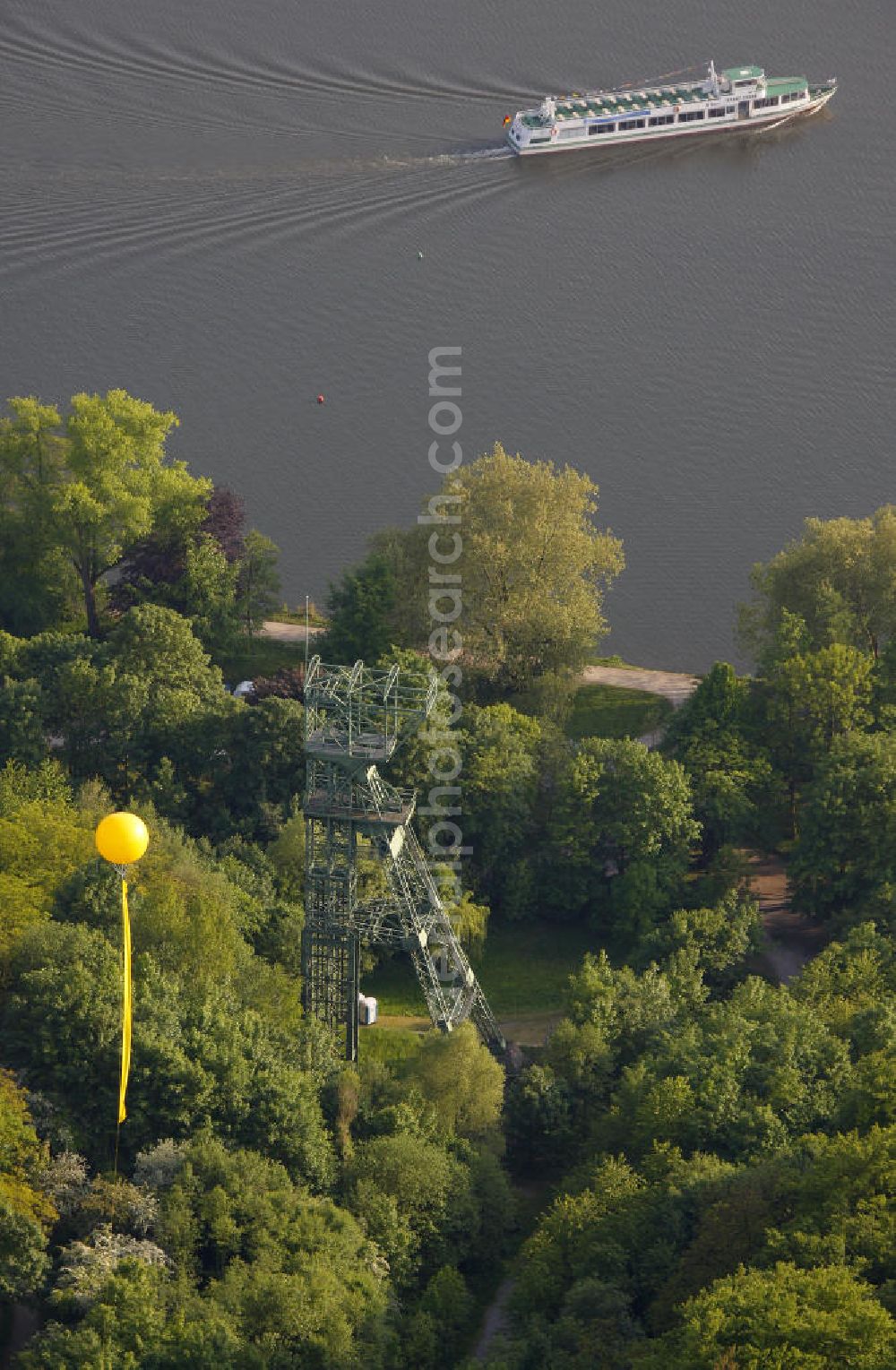 Essen - Heisingen from above - Blick auf gelbe Ballons der Aktion Schachtzeichen über Zeche Carl Funke , einem ehemaligen Steinkohlebergwerk in Essen. Es befindet sich im Stadtteil Heisingen am Nordufer des Baldeneysees. 311 gelbe Ballone auf 4400 Quadratkilometern bilden derzeit die größte Kunstinstallation der Welt über dem Ruhrgebiet. View of yellow balloons mark over the operation shaft Zeche Carl Funke, a former coal mine in Essen. It is located in the district on the north bank of the Baldeneysee Heisingen. 311 yellow balloons at 4400 square kilometers are currently the largest art installation in the world over the Ruhr.