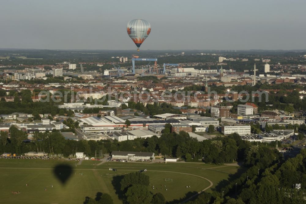 Kiel from the bird's eye view: Balloon launch in Kiel in Schleswig-Holstein. Every year during Kieler Woche is running on the Nordmarksportfeld international balloon - Festival, Balloon Sail 