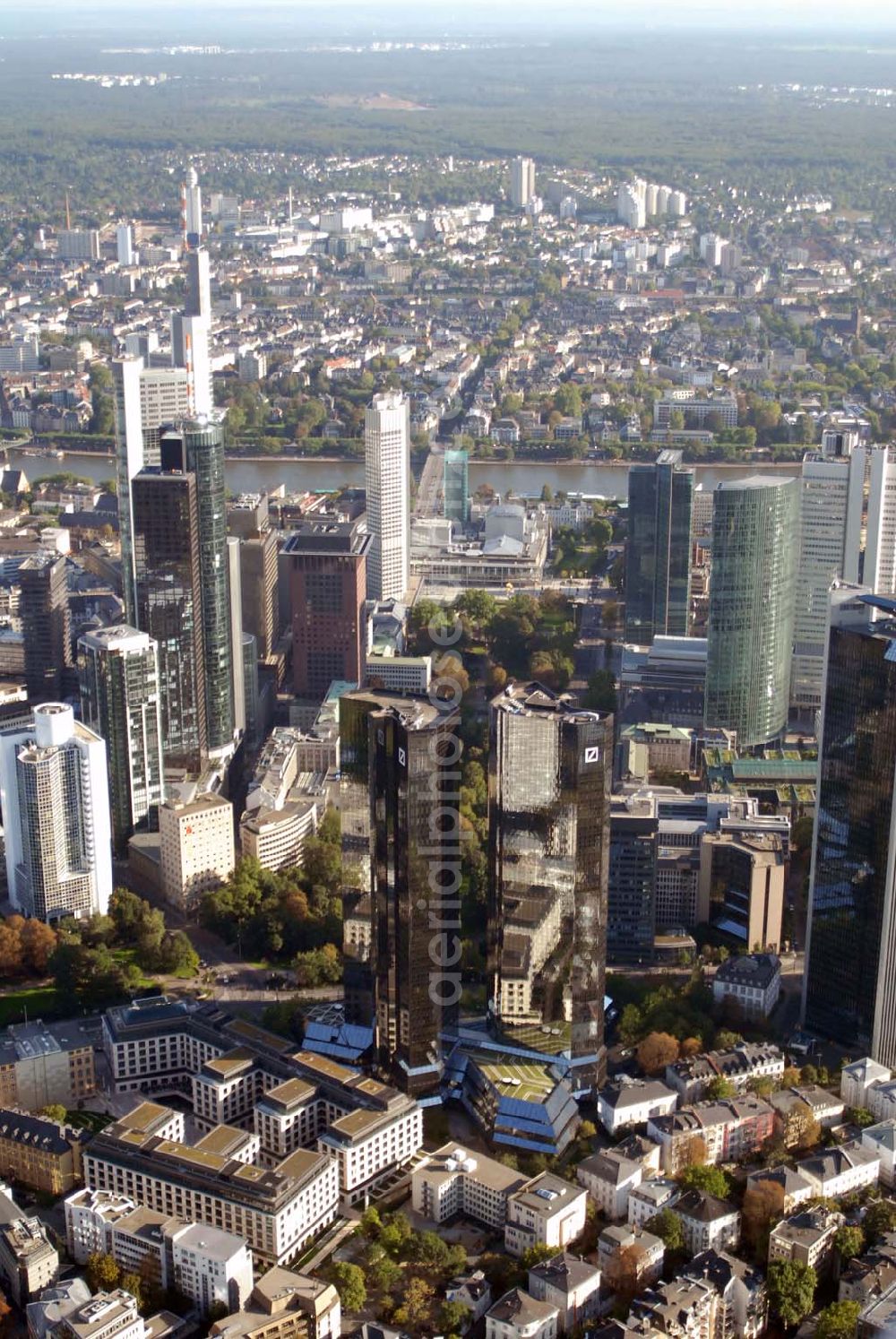 Frankfurt am Main from the bird's eye view: Blick auf das Bankenviertel in Frankfurt am Main mit dem Eurotheum, der Citi-Bank, Dresdner Bank, Helaba im Main Tower und der Deutsche Bank.