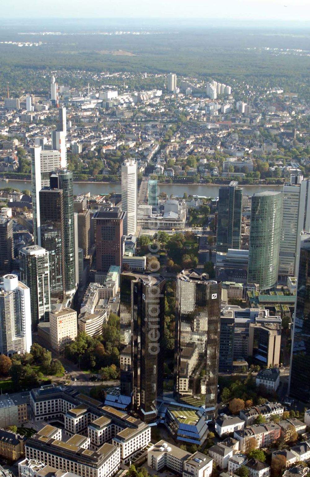 Aerial image Frankfurt am Main - Blick auf das Bankenviertel in Frankfurt am Main mit dem Eurotheum, der Citi-Bank, Dresdner Bank, Helaba im Main Tower und der Deutsche Bank.