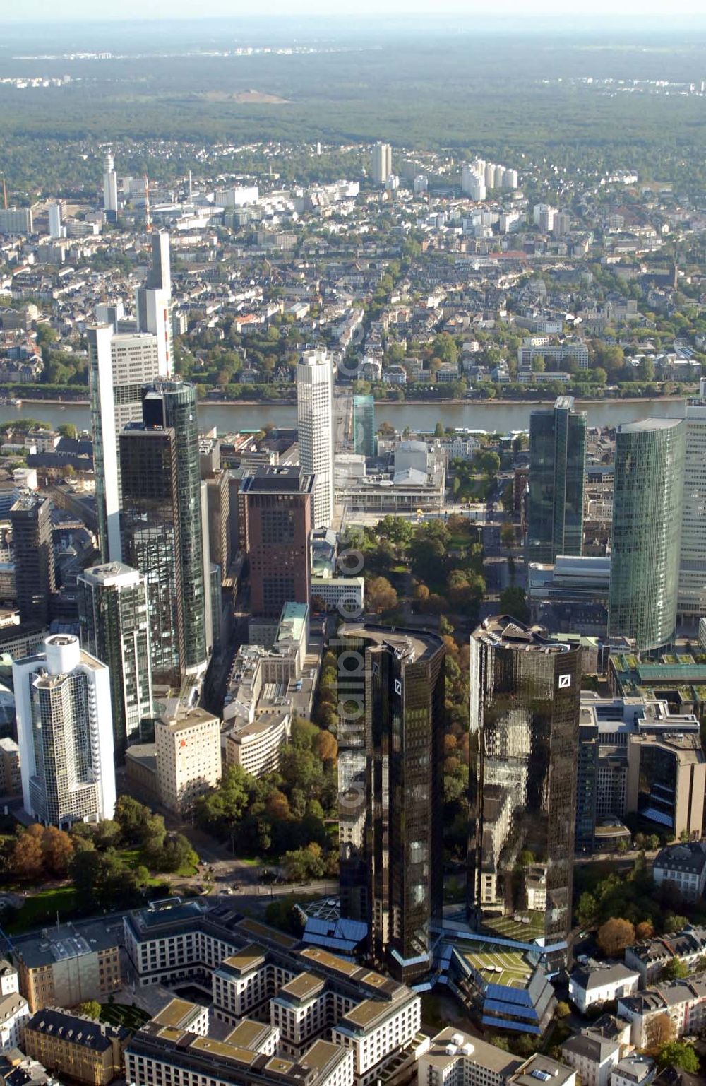 Aerial photograph Frankfurt am Main - Blick auf das Bankenviertel in Frankfurt am Main mit dem Eurotheum, der Citi-Bank, Dresdner Bank, Helaba im Main Tower und der Deutsche Bank.