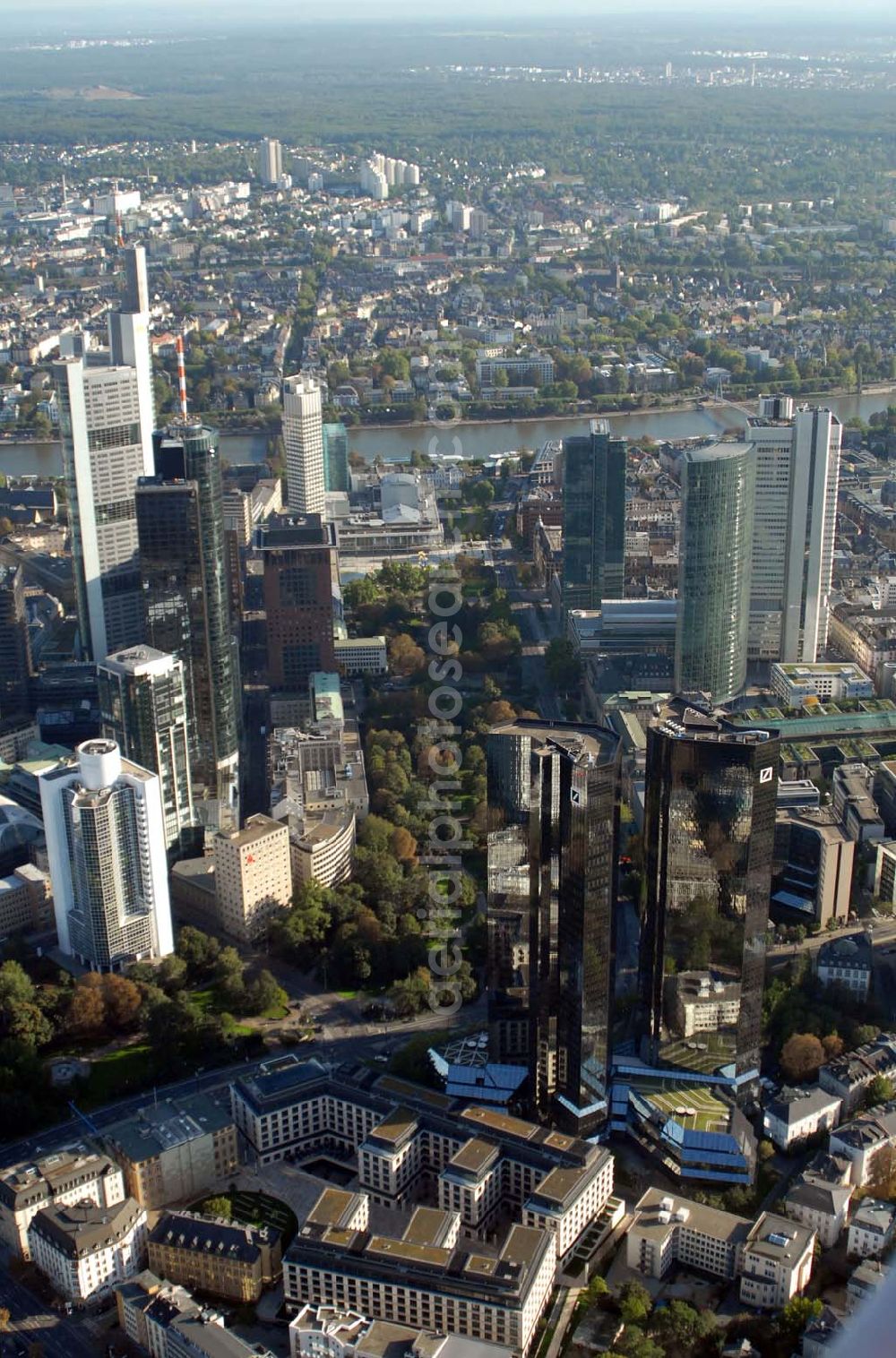 Frankfurt am Main from above - Blick auf das Bankenviertel in Frankfurt am Main mit dem Eurotheum, der Citi-Bank, Dresdner Bank, Helaba im Main Tower und der Deutsche Bank.