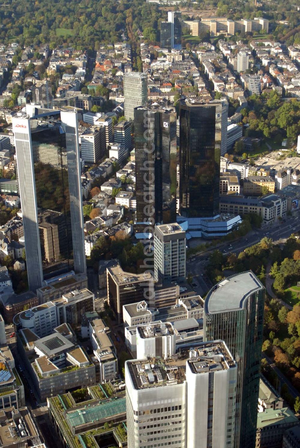 Frankfurt am Main from the bird's eye view: Blick auf die Towers der Deutschen Bank in der Taunusanlage 12 in 60325 Frankfurt. Tel.: 69 910-00 Fax: 69 910-34 225 E-mail: deutsche.bank@db.com und auf die Zentrale der Deka (Sparkassen) in der Mainzer Landstrasse 16 in 60325 Frankfurt. Tel.: 069 / 7147 - 652 - Fax: 069 / 7147 - 1376 - E-Mail: konzerninfo@dekabank.de.