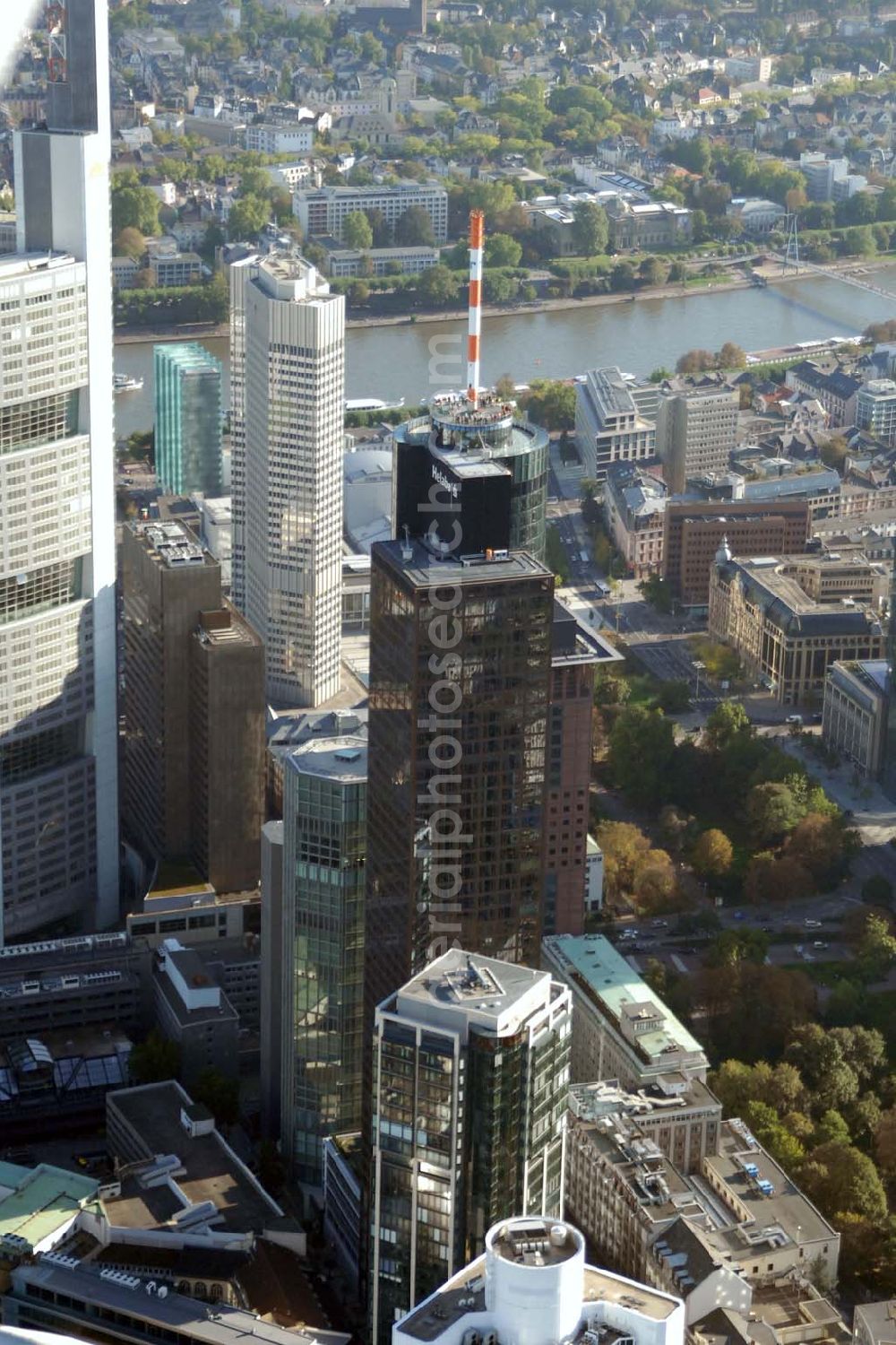 Aerial image Frankfurt am Main - Blick auf das Bankenviertel in Frankfurt am Main mit dem Eurotheum, der Citi-Bank, Dresdner Bank, Helaba im Main Tower, der Deutschen Bank sowie der Europäischen Zentralbank (EZB).