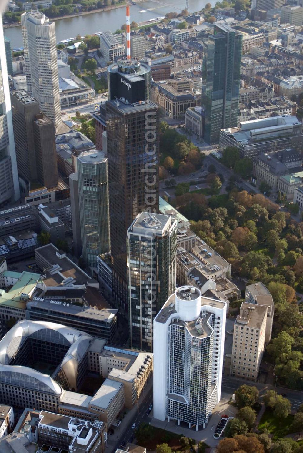 Frankfurt am Main from the bird's eye view: Blick auf das Bankenviertel in Frankfurt am Main mit dem Eurotheum, der Citi-Bank, Dresdner Bank, Helaba im Main Tower, der Deutschen Bank sowie der Europäischen Zentralbank (EZB).