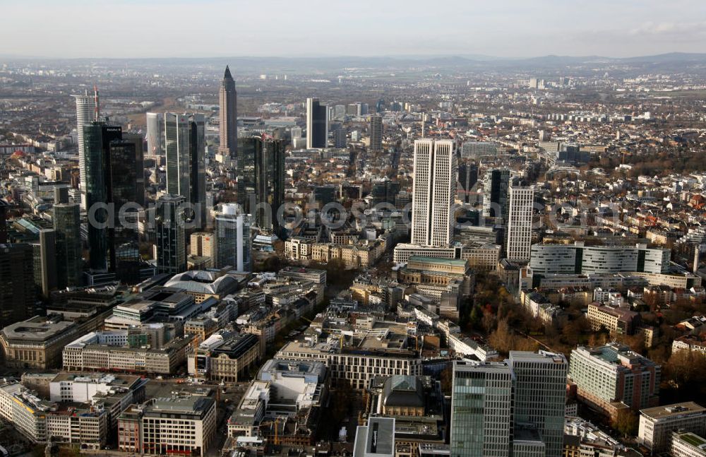 Frankfurt am Main from the bird's eye view: Blick auf das Bankenviertel in der Innenstadt von Frankfurt am Main, mit dem Opernturm im Zentrum. Das Hochhaus dient als Sitz der UBS-Bank. View to the financial district in the inner city of Frankfurt am Main, with the with the opernturm in the center.