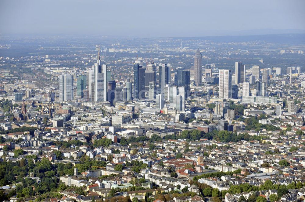 Frankfurt am Main from the bird's eye view: Blick auf die Frankfurter Innenstadt und das Bankenviertel, mit dem Commerzbank-Tower, dem Main Tower und dem Trianon. View to the inner city of Frankfurt on the Main.