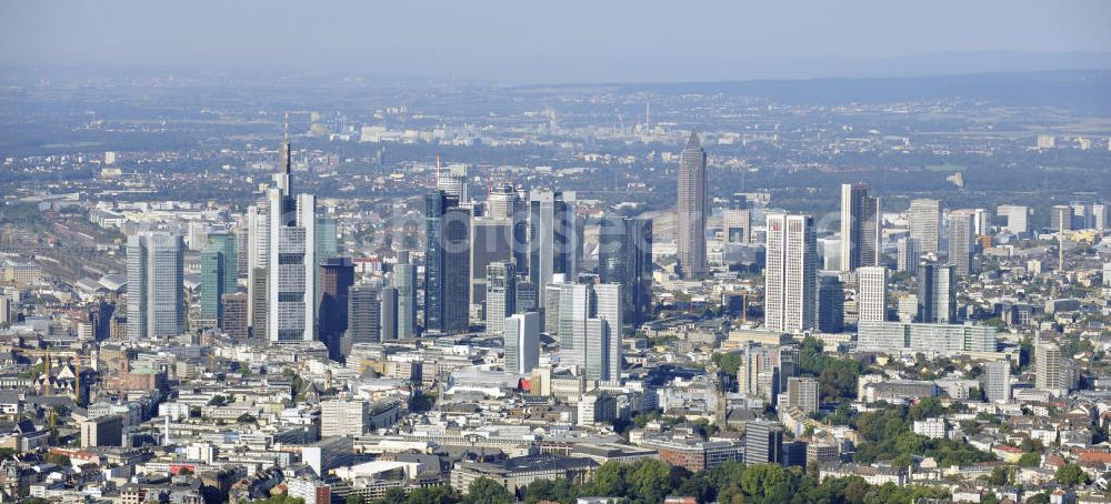 Aerial photograph Frankfurt am Main - Blick auf die Frankfurter Innenstadt und das Bankenviertel, mit dem Commerzbank-Tower, dem Main Tower und dem Trianon. View to the inner city of Frankfurt on the Main.