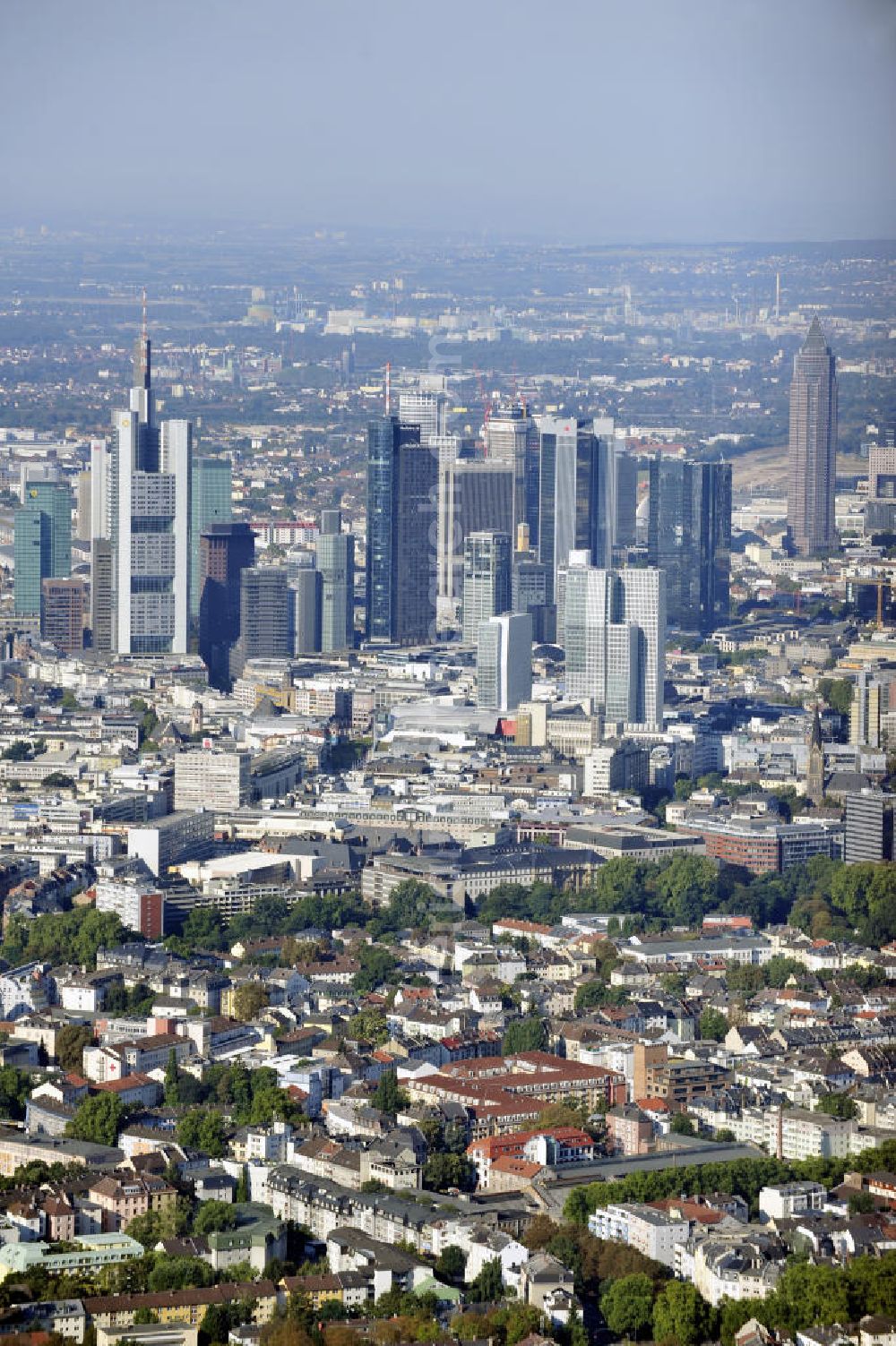 Frankfurt am Main from above - Blick auf die Frankfurter Innenstadt und das Bankenviertel, mit dem Commerzbank-Tower, dem Main Tower und dem Trianon. View to the inner city of Frankfurt on the Main.