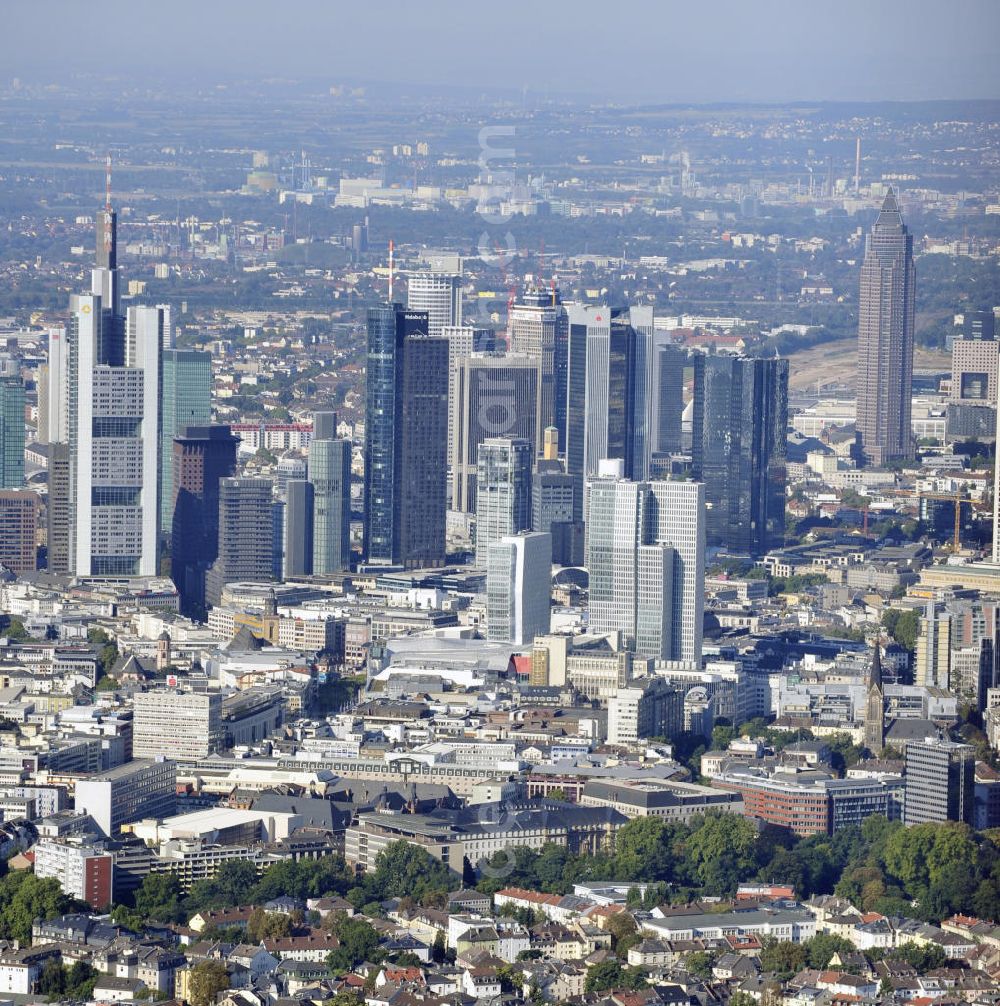 Frankfurt am Main from the bird's eye view: Blick auf die Frankfurter Innenstadt und das Bankenviertel, mit dem Commerzbank-Tower, dem Main Tower und dem Trianon. View to the inner city of Frankfurt on the Main.