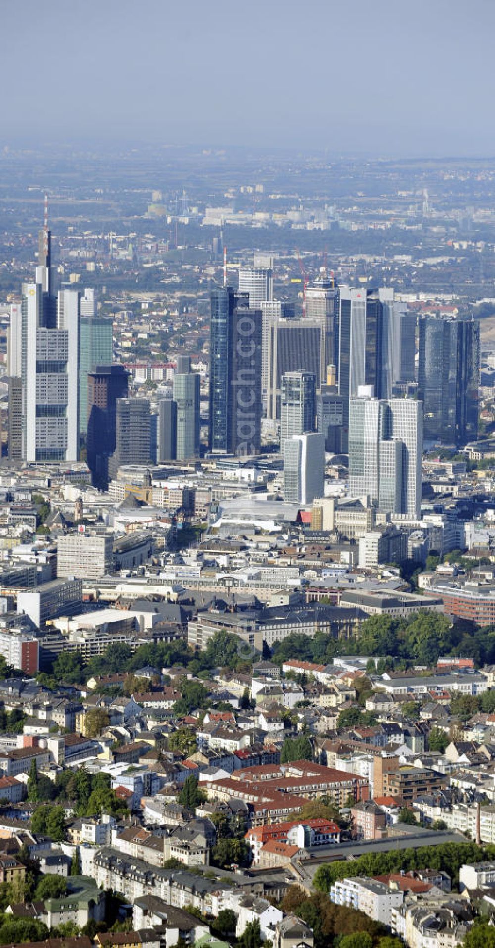 Aerial image Frankfurt am Main - Blick auf die Frankfurter Innenstadt und das Bankenviertel, mit dem Commerzbank-Tower, dem Main Tower und dem Trianon. View to the inner city of Frankfurt on the Main.