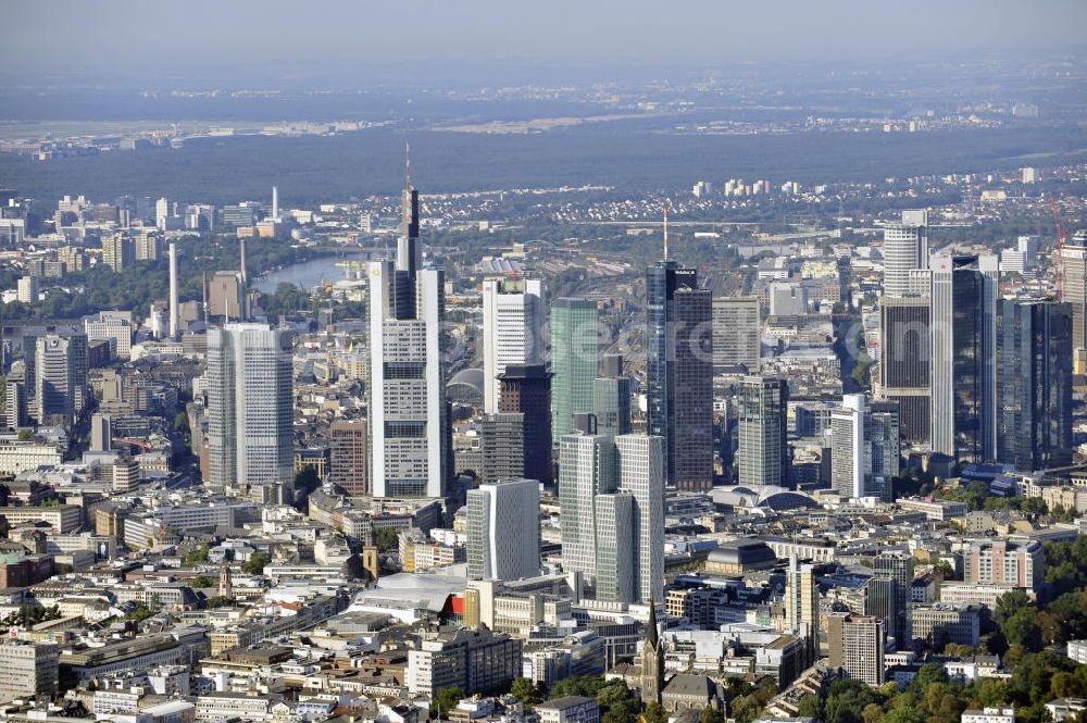 Aerial photograph Frankfurt am Main - Blick auf die Frankfurter Innenstadt und das Bankenviertel, mit dem Commerzbank-Tower, dem Main Tower und dem Trianon. View to the inner city of Frankfurt on the Main.