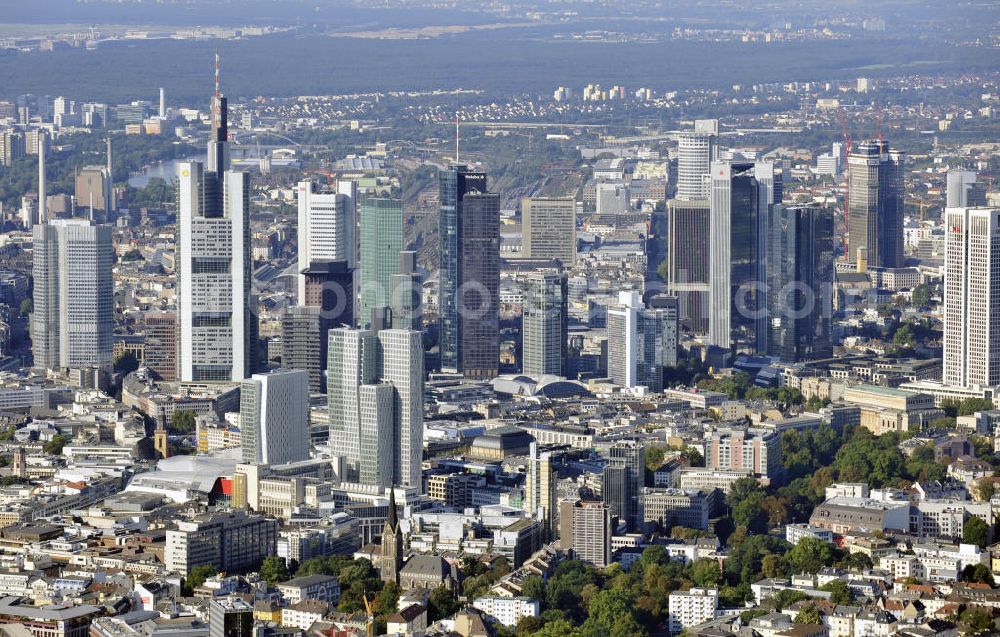 Frankfurt am Main from the bird's eye view: Blick auf die Frankfurter Innenstadt und das Bankenviertel, mit dem Commerzbank-Tower, dem Main Tower und dem Trianon. View to the inner city of Frankfurt on the Main.