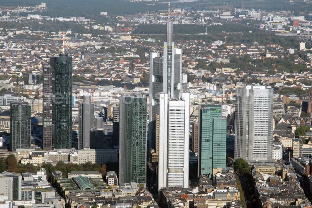 Frankfurt am Main from the bird's eye view: Blick auf die Hessische Landesbank, Dresdner Bank, Commerzbank und die Europäische Zentralbank. Landesbank Hessen-Thüringen Girozentrale Anstalt des öffentlichen Rechts in 60311 Frankfurt. Redaktionsteam Claudia Sabath (verantwortliche Redakteurin) Dr. Astrid Keiner, Presse und Kommunikation Fax (+49) 69 91 32- 43 35 ; e-mail presse@helaba.de Dresdner Bank Aktiengesellschaft, Jürgen-Ponto-Platz 1, 60301 Frankfurt am Main Tel.: 069-263-0; Fax: 069-263-4831, E-Mail: internet.communications@dresdner-bank.com. COMMERZBANK AG, 60261 Frankfurt; Telefon: - 69 - 13620; Telefax: - 69 - 285389. Europäische Zentralbank: Frau Regina SCHÜLLER European Central Bank - Press and Information Division - Eurotower, Kaiserstr. 29, 60311 Frankfurt am Main Tel.: (49-69) 13 44 0 ; Fax: (49-69) 13 44 0 ; E-Mail: Regina.Schuller@ecb.int