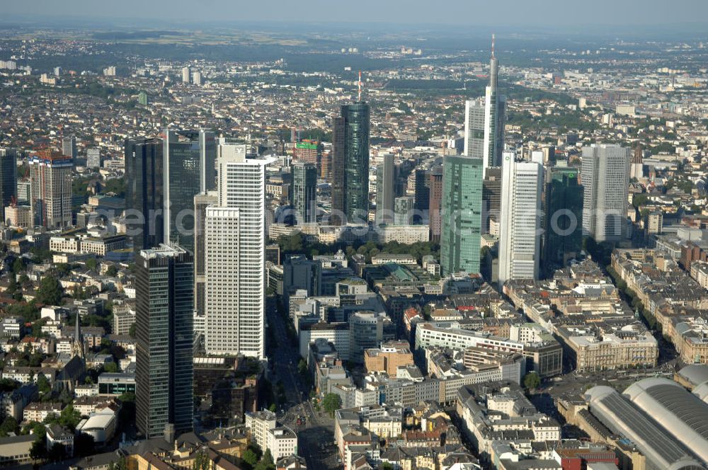 Aerial image Frankfurt am Main - Skyline Bankenviertel Frankfurt Bürohäuser verschiedener Banken unter an derem, Deutsche Bank, DekaBank Girozentrale Deutschland, DZ Bank AG Deutsche Zentral Genossenschaftsbank, Commerzbank, Dresdner Bank usw.