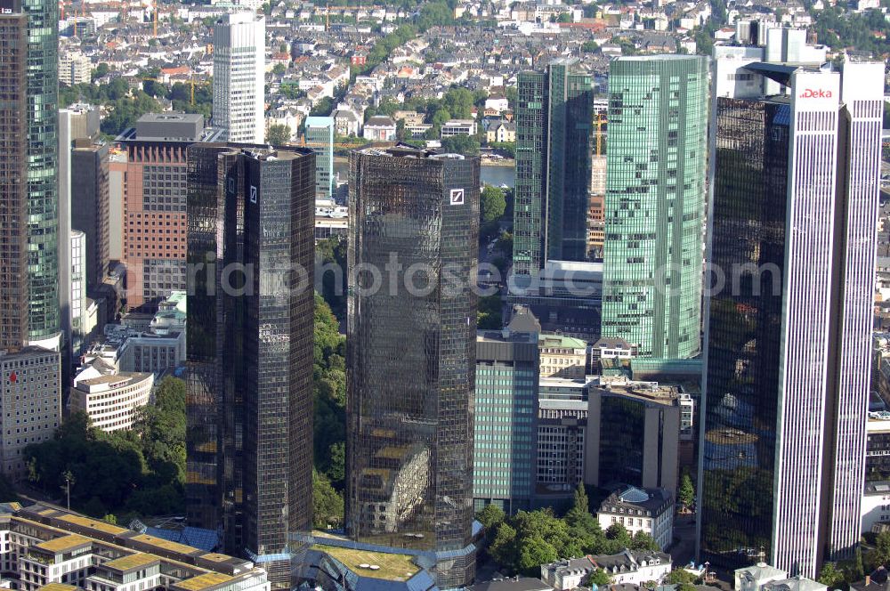 Aerial image Frankfurt am Main - Skyline Bankenviertel Frankfurt (v. l.), Soll und Haben Zwillingstürme der Deutschen Bank, Skyper DekaBank Girozentrale Deutschland und Trianon Hauptsitz DekaBank.