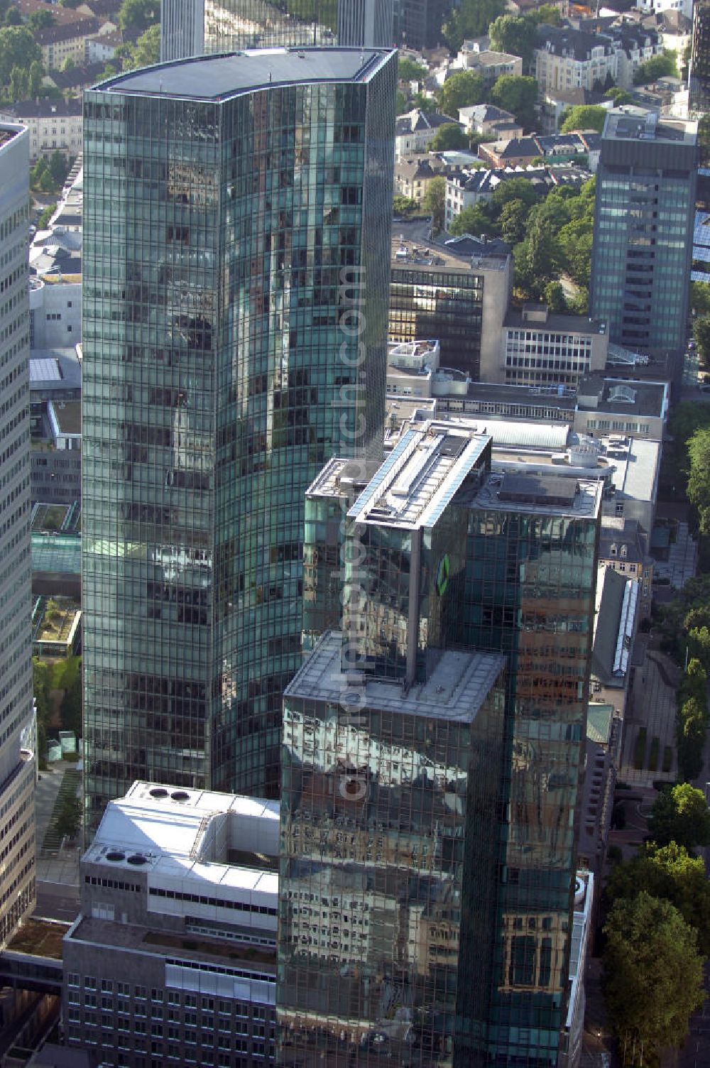 Aerial image Frankfurt am Main - Blick auf das Hochhaus Gallileo der Dresdner Bank AG, Jürgen-Ponto-Platz 1, 60301 Frankfurt, Tel. +49 69 263 55127, Fax +49 69 263 15839 E-Mail: presse@dresdner-bank.com und das Hochhaus Skyper der DekaBank Deutsche Girozentrale, Externe Kommunikation, Mainzer Landstraße 16, 60325 Frankfurt, Tel. +49(0)69 7147 1396, Fax +49(0)69 7147 1541, E-Mail: presse@dekabank.de; im Bankenviertel.